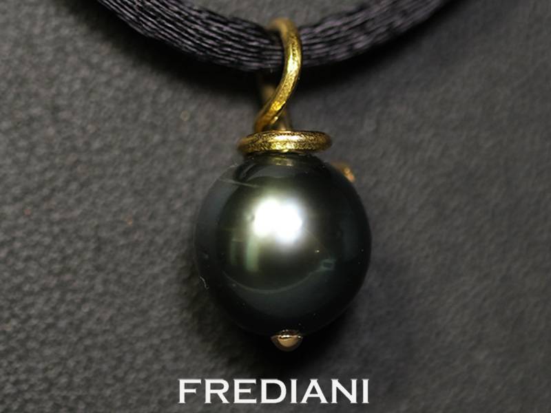 Pendentif en or jaune 750/000 avec une perle de culture noire de 10.5 mm en provenance de Tahiti