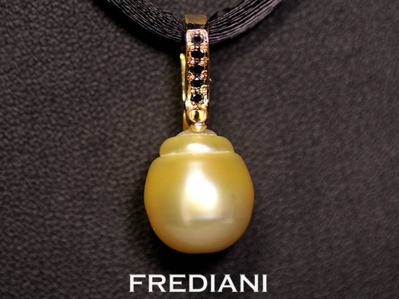 Pendentif en or jaune 750/000 avec une perle de culture dorée des Philippines accompagnée de 5 diamants noirs