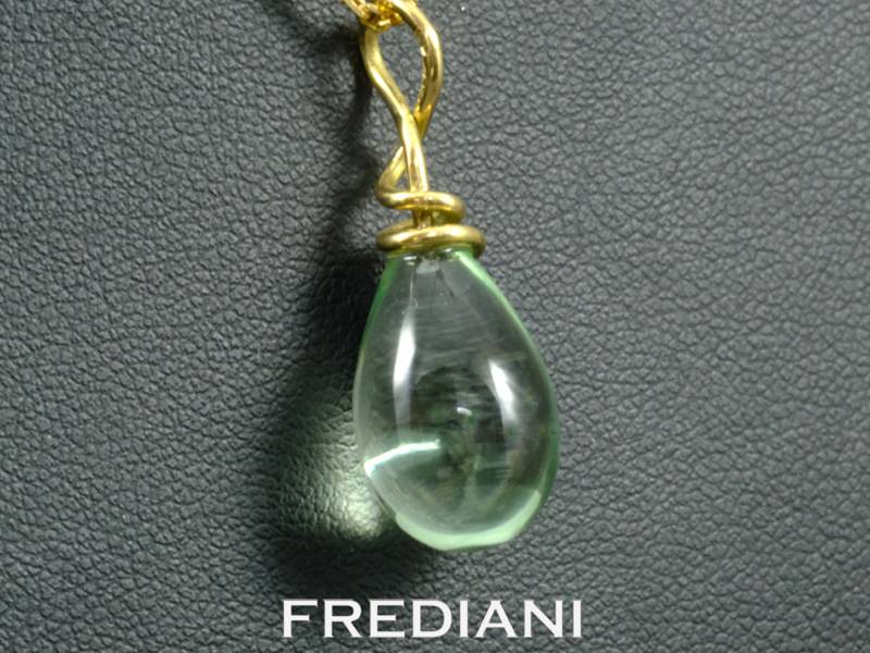 pendentif en or jaune et pampille en quartz vert