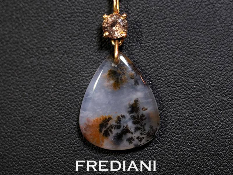 Pendentif en or jaune 750/000 serti d'une agate dentritique naturelle et d'un saphir jaune rond.