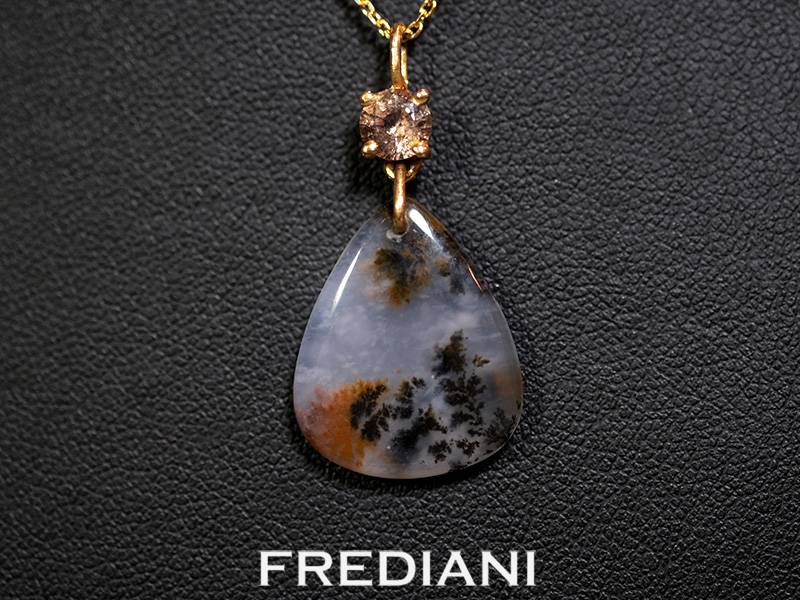 Pendentif en or jaune 750/000 serti d'une agate dentritique naturelle et d'un saphir jaune rond.