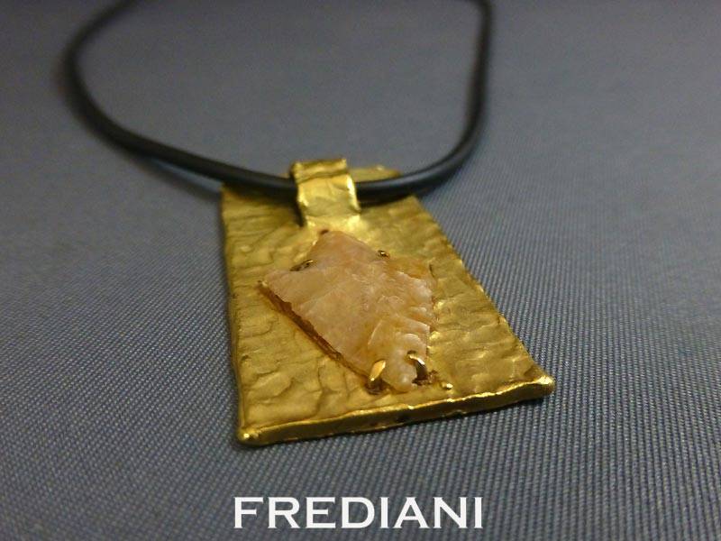 Pendentif en or jaune et pointe de flèche en silex