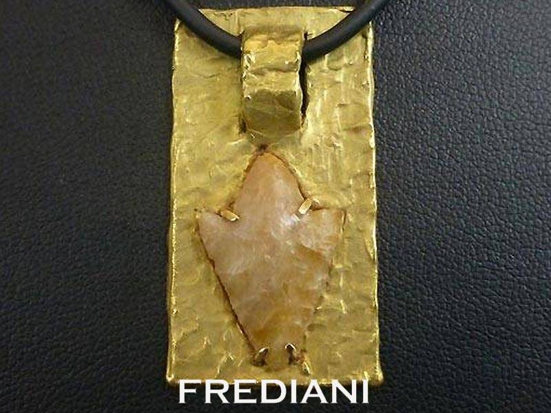 Pendentif en or jaune et pointe de flèche en silex