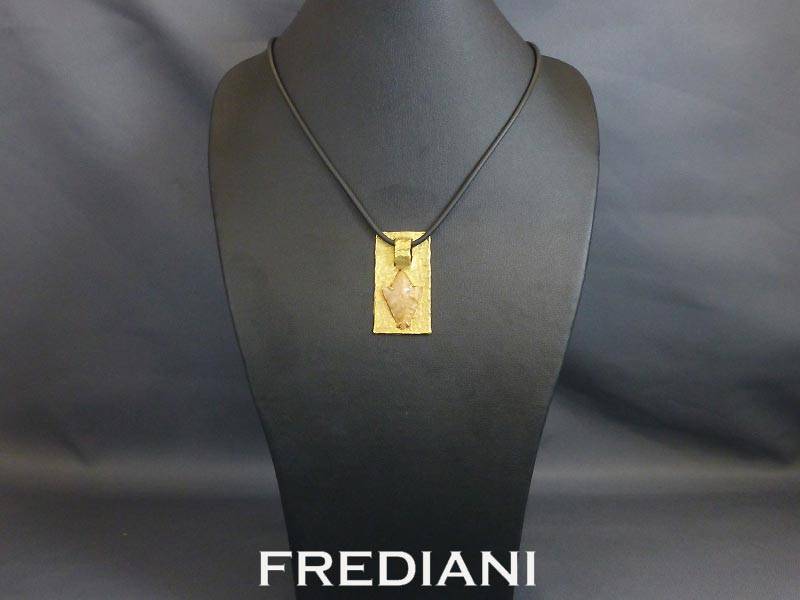 Pendentif en or jaune et pointe de flèche en silex