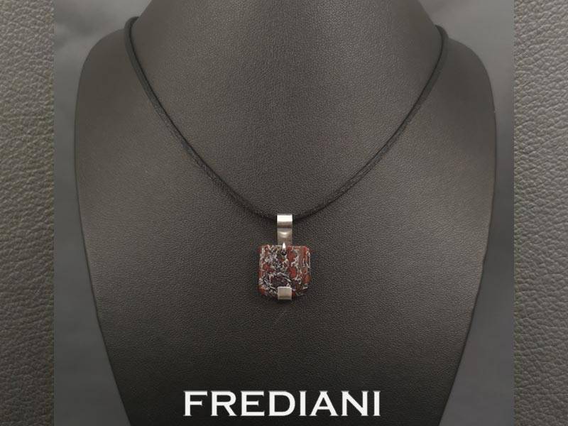 Pendentif en or blanc et os de dinosaure fossilisé