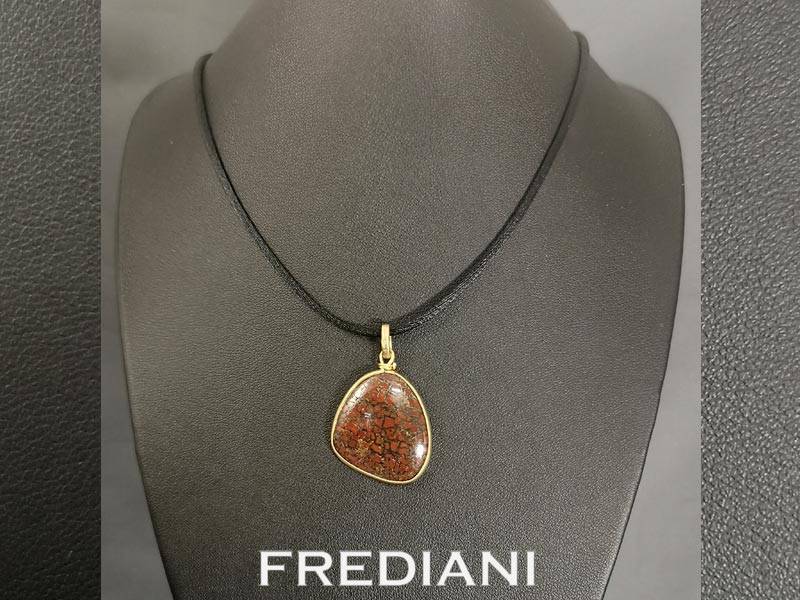 Pendentif en or jaune et os de dinosaure