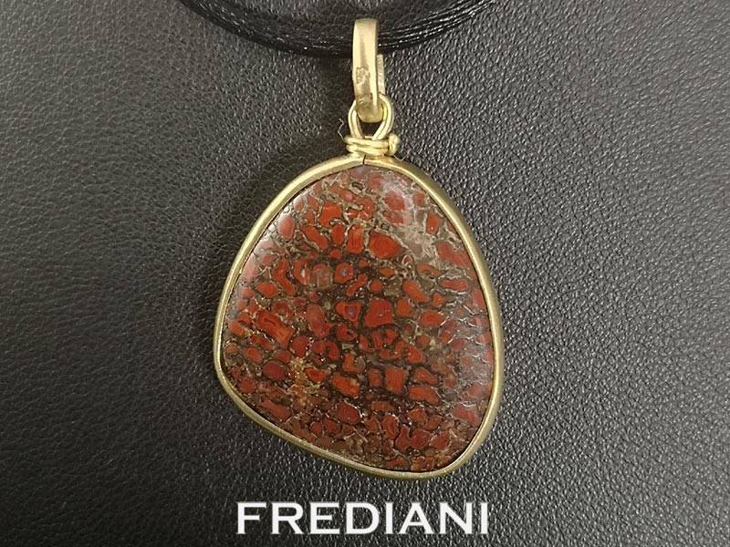 Pendentif en or jaune et os de dinosaure