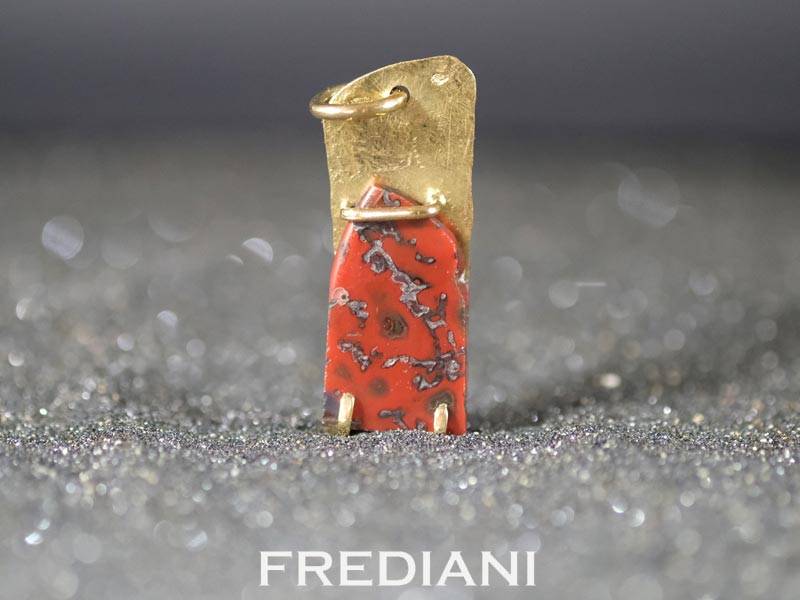 Pendentif en Or jaune serti d'un Os de dinosaure fossilisé