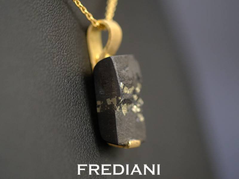 pendentif en or jaune avec une plaque d'ardoise incrustée de pyrite