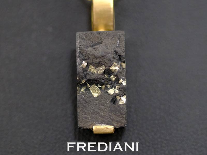 pendentif en or jaune avec une plaque d'ardoise incrustée de pyrite