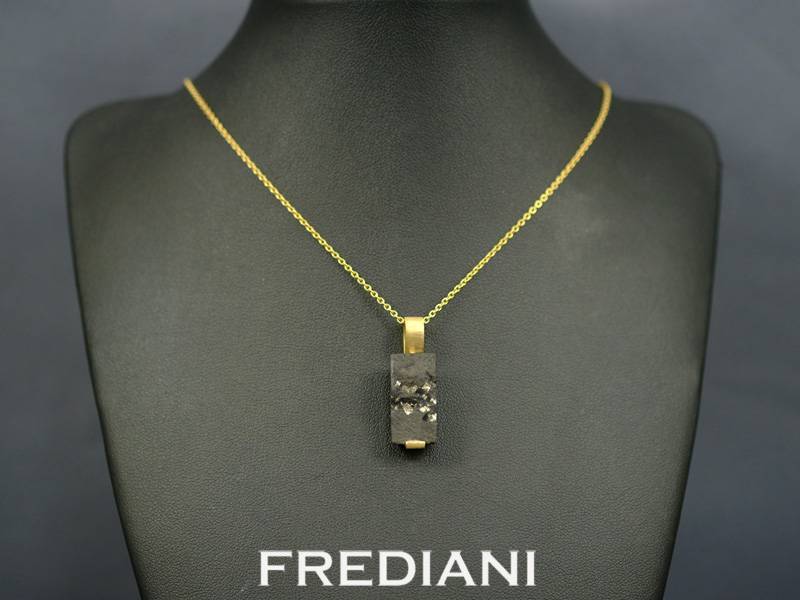pendentif en or jaune avec une plaque d'ardoise incrustée de pyrite