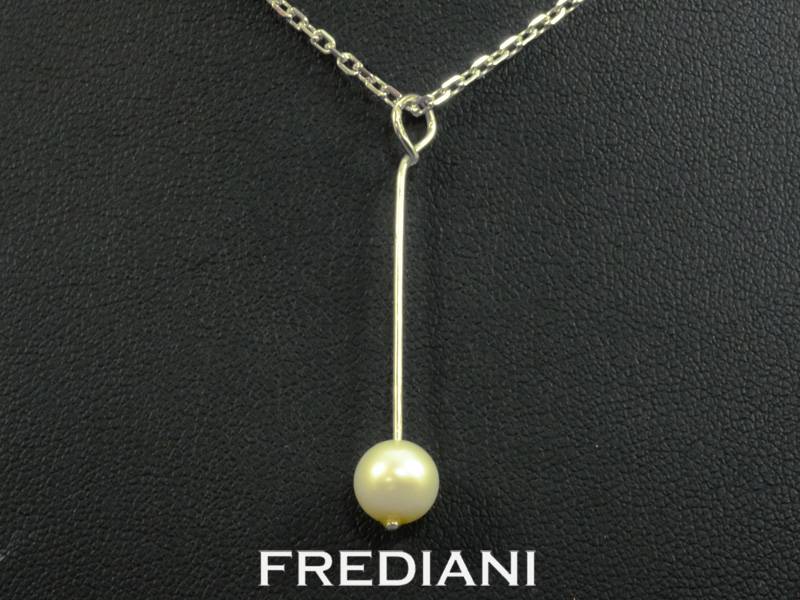 Pendentif en or blanc 750/000 et perle d'eau douce