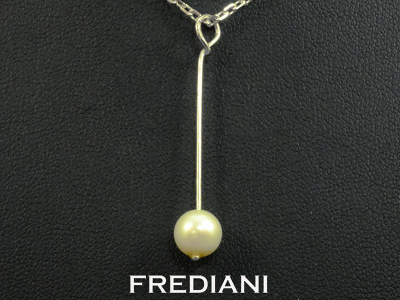 Pendentif en or blanc 750/000 et perle d'eau douce