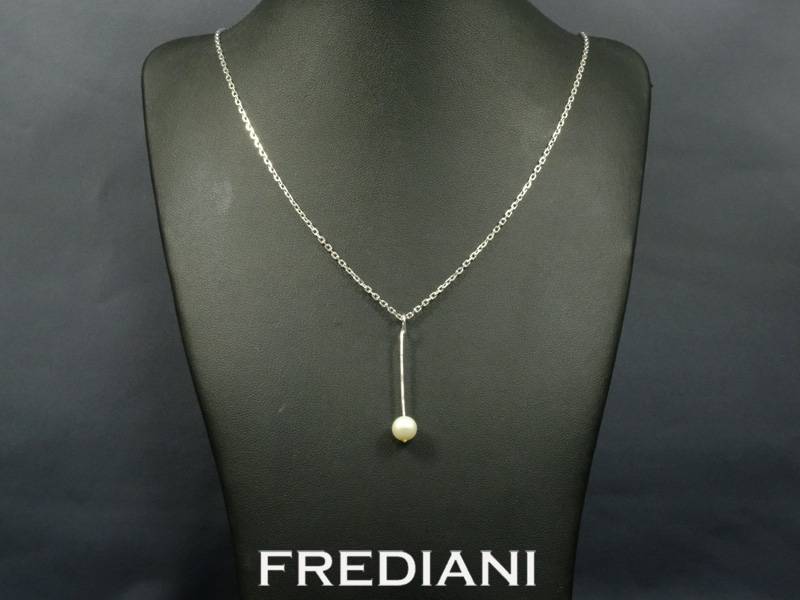 Pendentif en or blanc 750/000 et perle d'eau douce