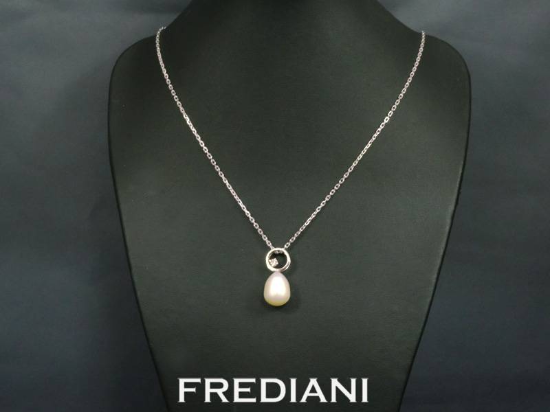 Pendentif en or blanc avec une perle d'eau douce et un diamant naturel