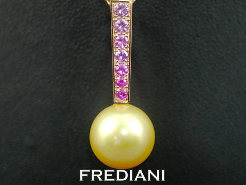 Pendentif en or rose, perle gold et saphirs roses