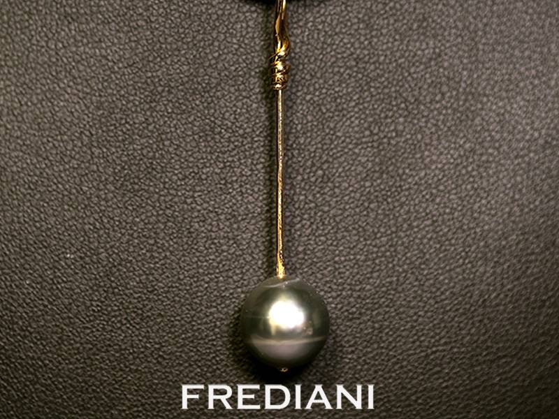Pendentif en or jaune 750/000 et perle de culture noire de 10.5 mm en provenance de Tahiti