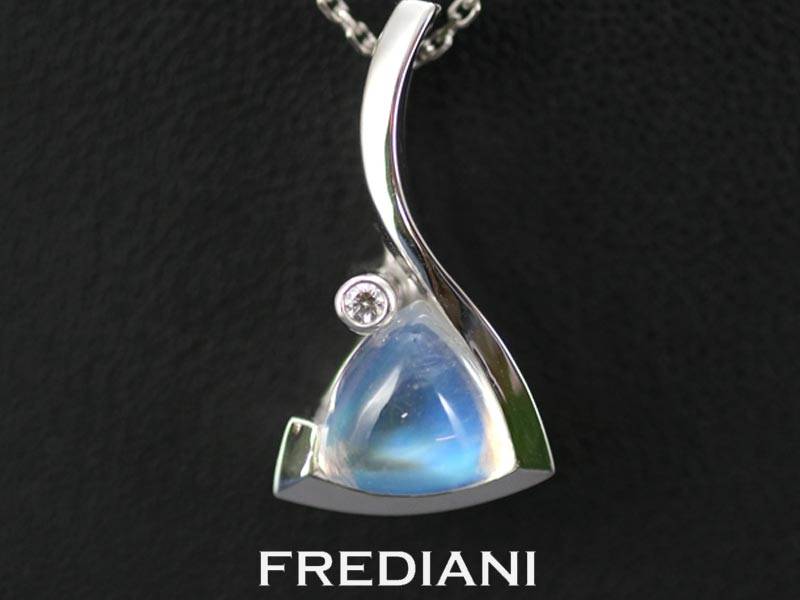 pendentif en or blanc serti d'une pierre de lune et diamant