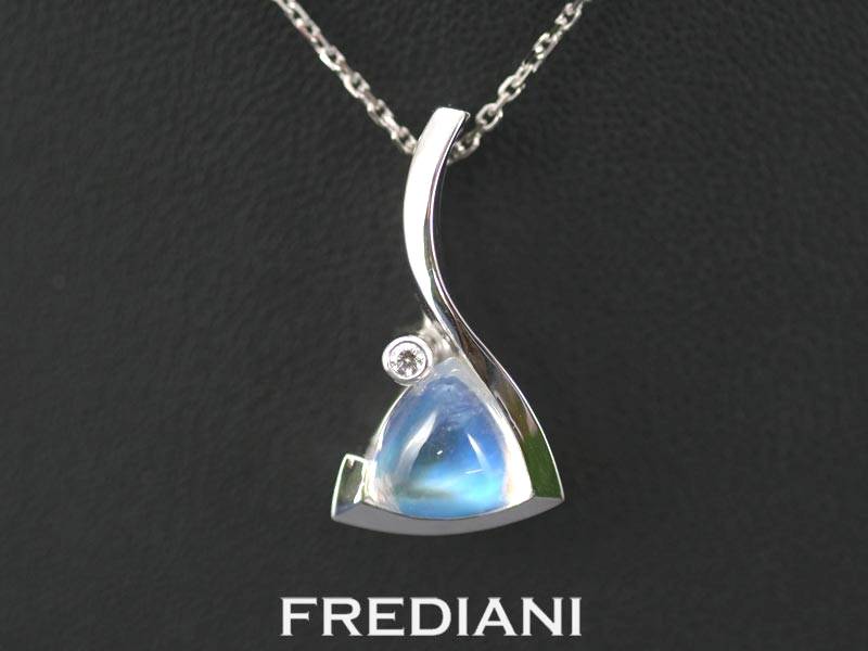 pendentif en or blanc serti d'une pierre de lune et diamant