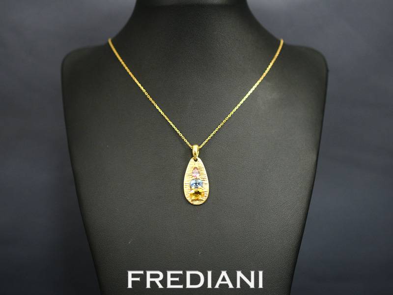 Pendentif en or jaune et pierres fines naturelles