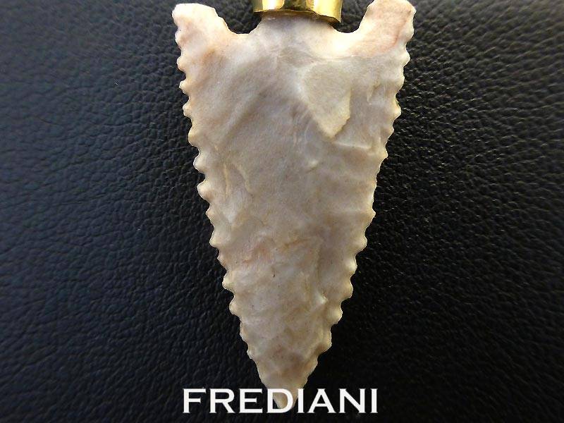 Pendentif en Or jaune et Pointe de flèche en Silex