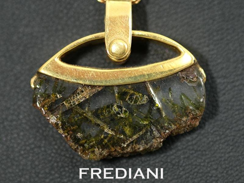 pendentif en or jaune et quartz a inclusion d'epidote
