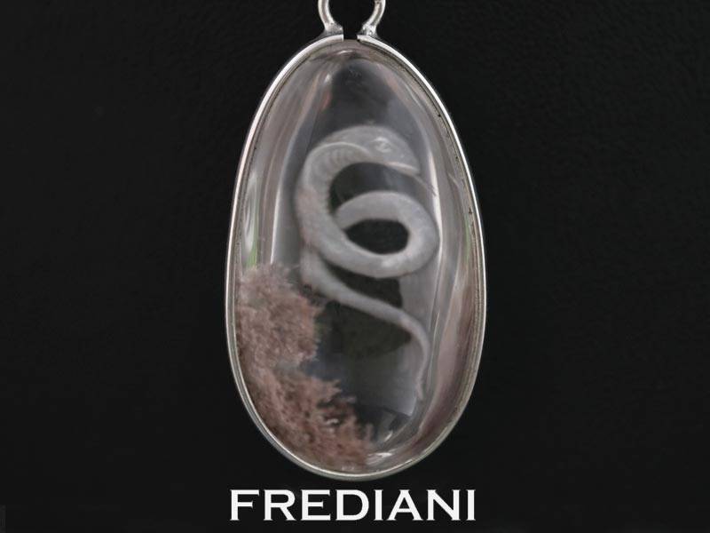 Pendentif en Argent serti d'un Quartz gravé