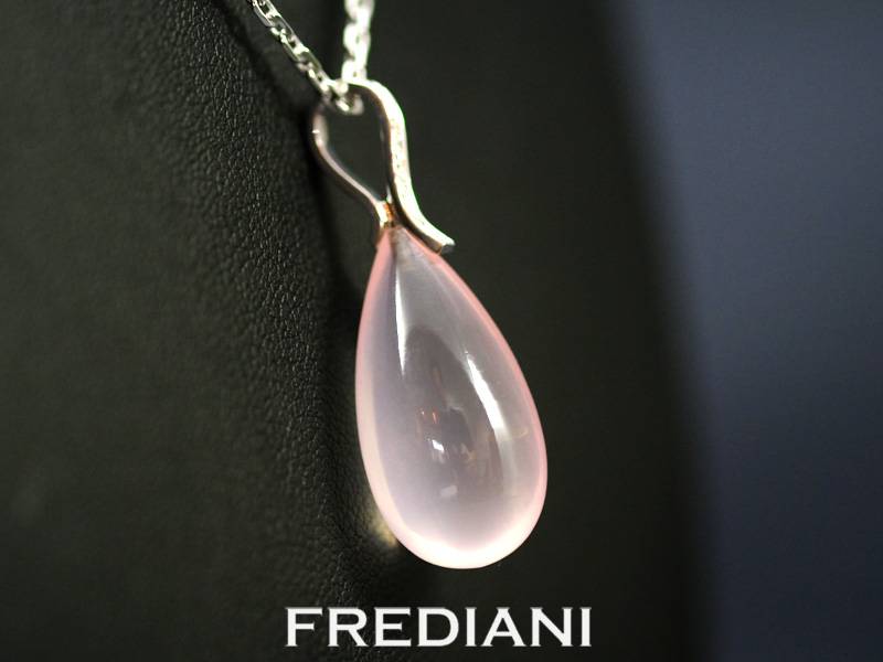 Pendentif en or blanc avec une pampille en quartz rose et 11 diamants