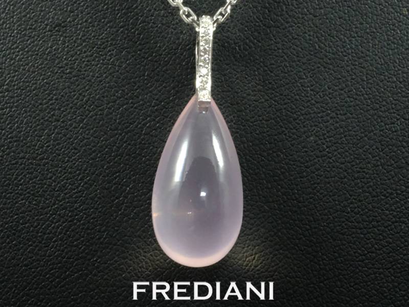 Pendentif en or blanc avec une pampille en quartz rose et 11 diamants