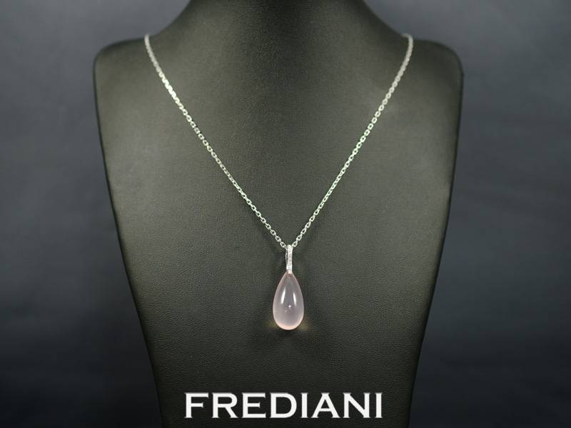 Pendentif en or blanc avec une pampille en quartz rose et 11 diamants