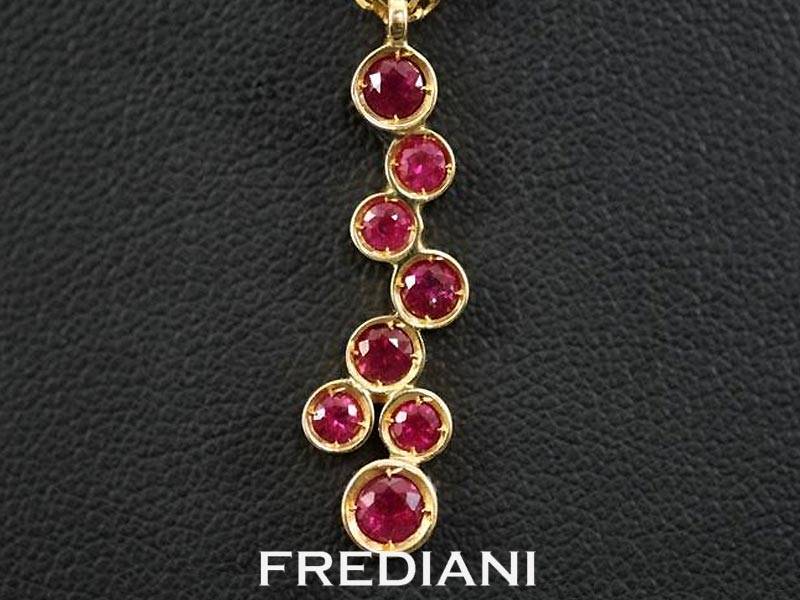 Pendentif en or jaune et rubis ronds