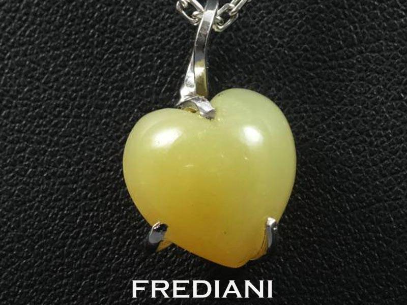 pendentif saint valentin en or blanc et agate naturelle