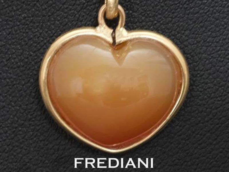 Pendentif saint valentin en or jaune et agate naturelle