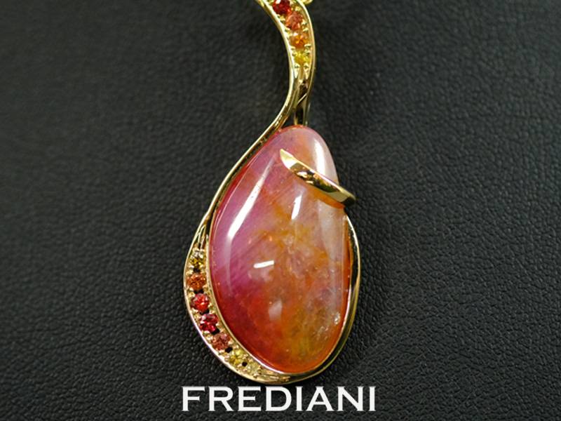Pendentif en or jaune avec un saphir cabochon multicolore naturel et 11 saphirs jaunes orangés