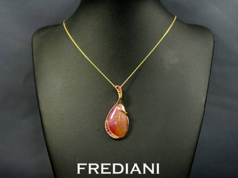 Pendentif en or jaune avec un saphir cabochon multicolore naturel et 11 saphirs jaunes orangés