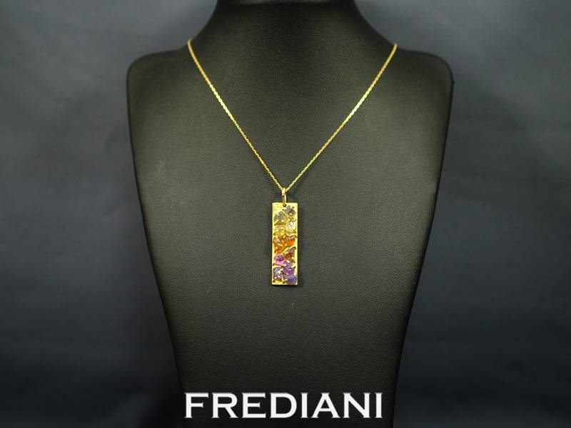 Pendentif en or jaune 750/000 serti de 11 saphirs bruts naturels 