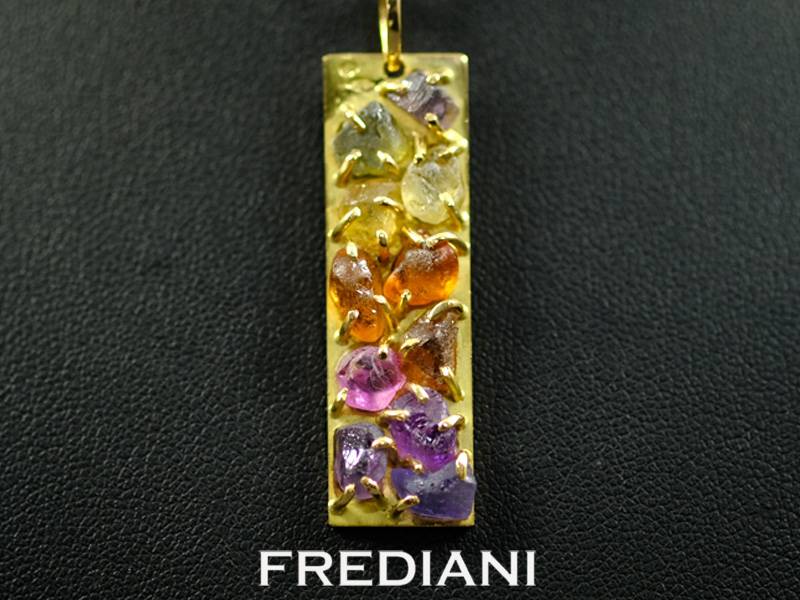 Pendentif en or jaune 750/000 serti de 11 saphirs bruts naturels 