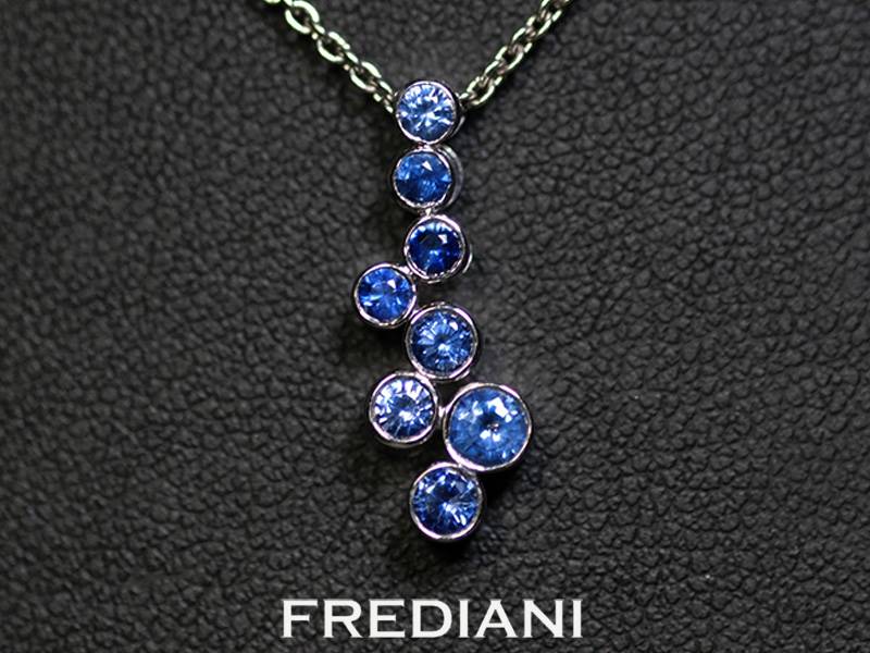 Pendentif en or blanc 750/000 serti de 8 saphirs bleus ronds