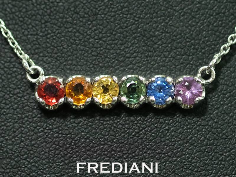Collier en or blanc serti de 6 saphirs de couleurs