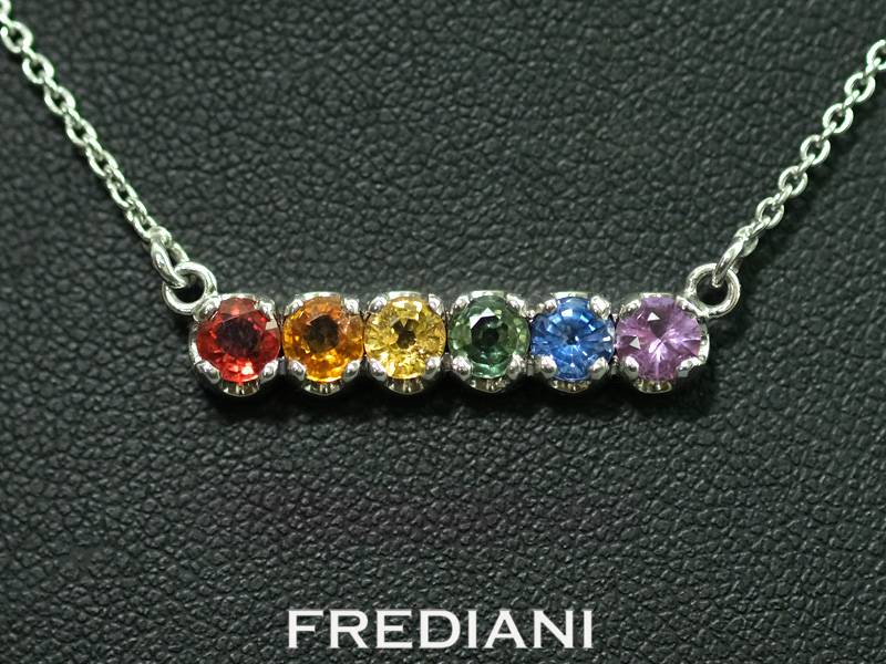 Collier en or blanc serti de 6 saphirs de couleurs