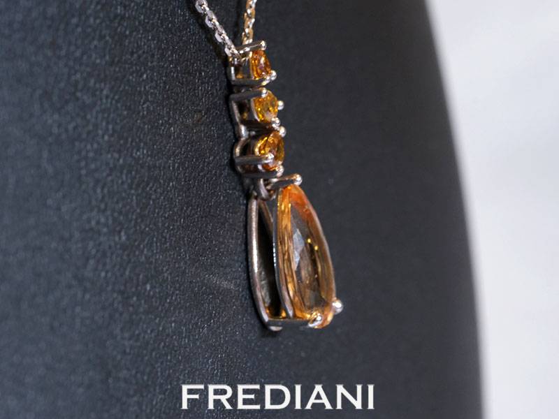 Pendentif en or blanc 750/000 serti d'une topaze impériale poire et 3 diamants jaunes naturels