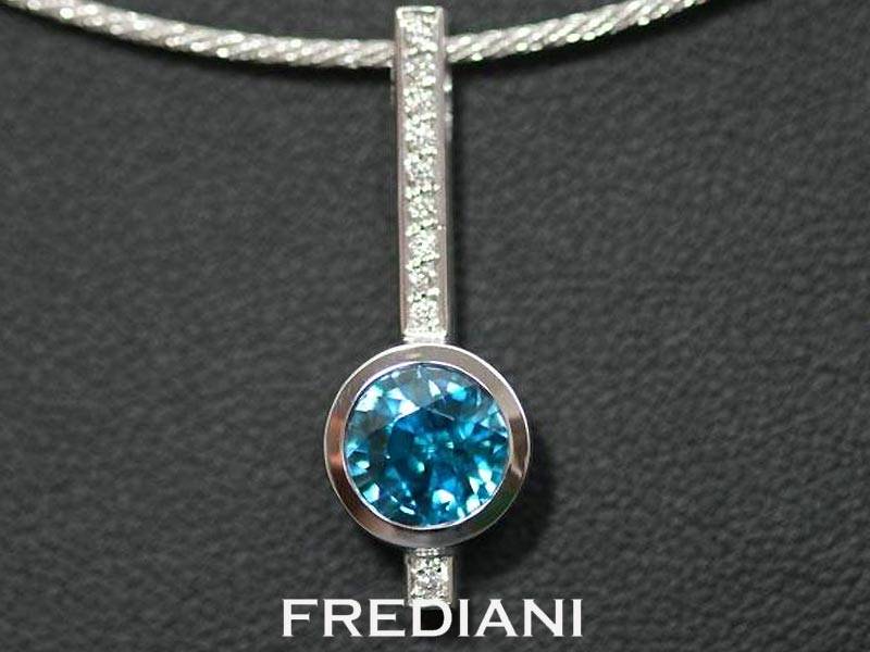 Pendentif en or blanc serti d'un zircon bleu du Cambodge et des diamants naturels