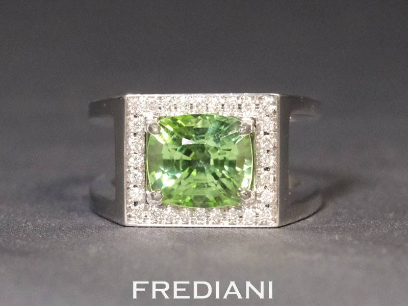 Bague en or blanc sertie d'un péridot coussin et 28 diamants naturels