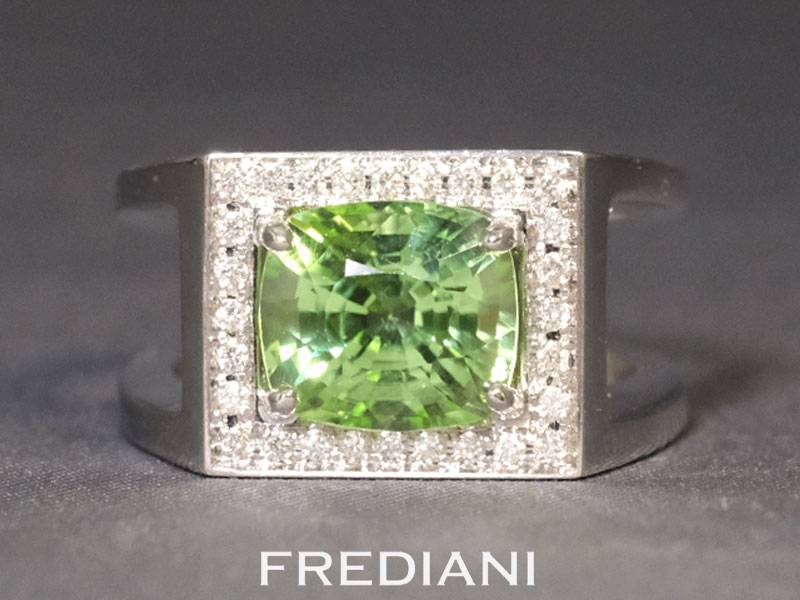 Bague en or blanc sertie d'un péridot coussin et 28 diamants naturels