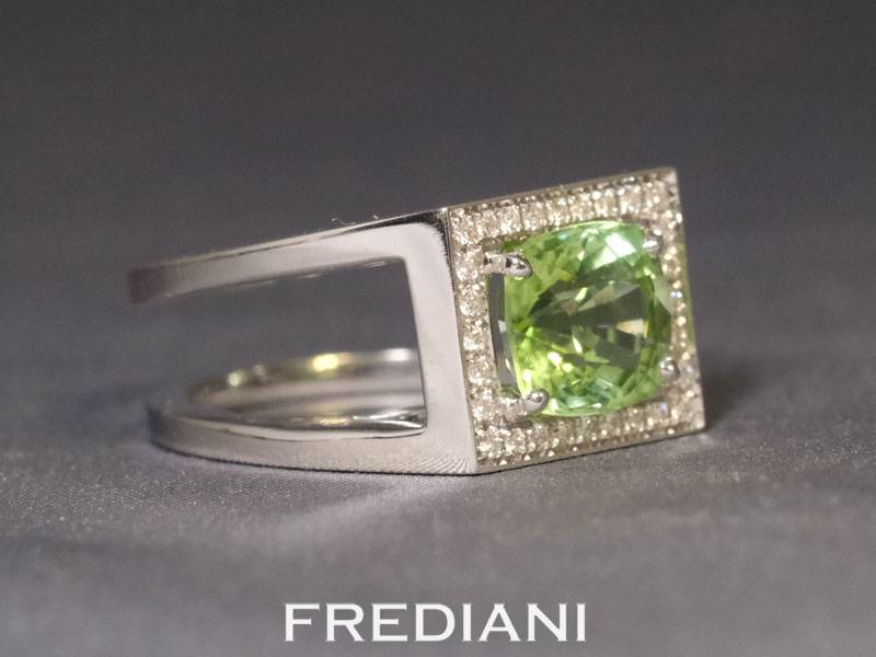 Bague en or blanc sertie d'un péridot coussin et 28 diamants naturels