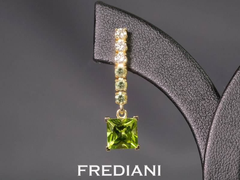 Boucles d'oreilles en or jaune 750/000 serties de 2 péridots princesses, 6 diamants et 6 grenats démantoïdes naturels.