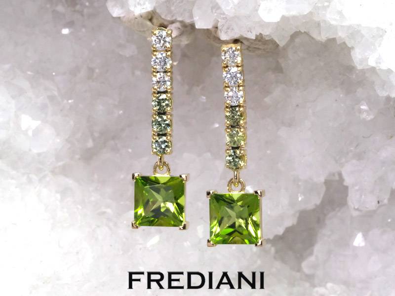 Boucles d'oreilles en or jaune 750/000 serties de 2 péridots princesses, 6 diamants et 6 grenats démantoïdes naturels.