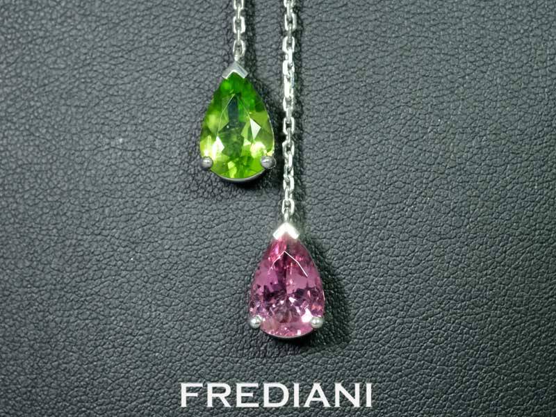 Collier en or blanc 750/000 serti d'un péridot et d'une tourmaline rose poire avec 3 diamants naturels.