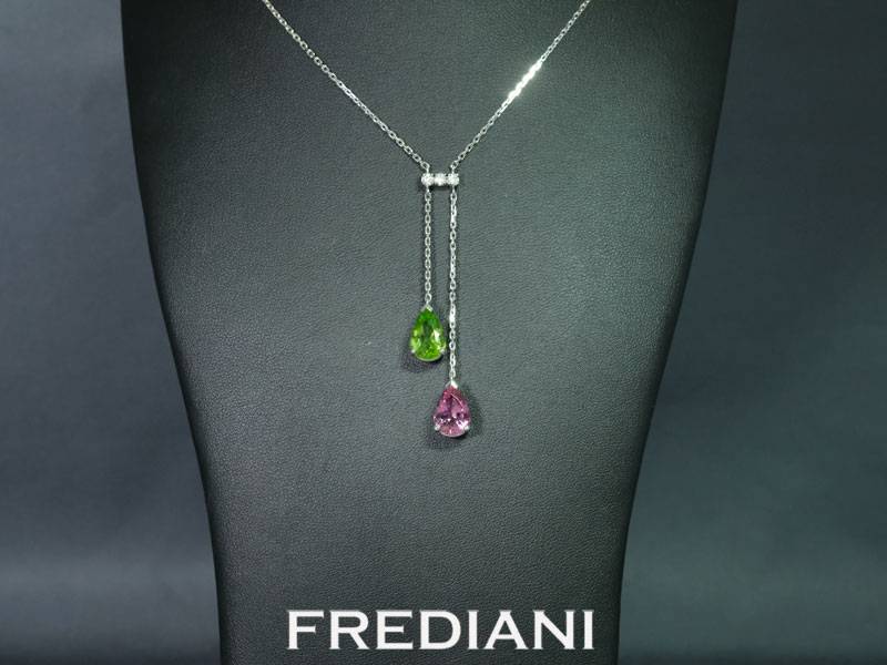 Collier en or blanc 750/000 serti d'un péridot et d'une tourmaline rose poire avec 3 diamants naturels.