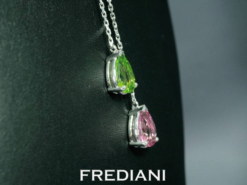 Collier en or blanc 750/000 serti d'un péridot et d'une tourmaline rose poire avec 3 diamants naturels.